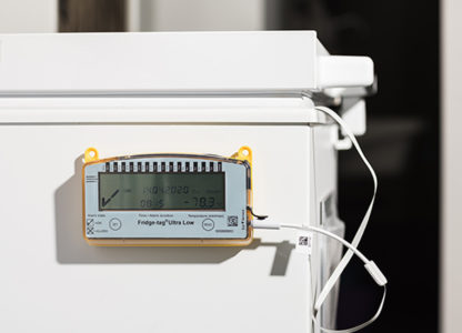 Image d'un fridge tag ultra low collé sur un congelateur