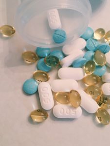 Photographie d'une masse de médicaments et gélules